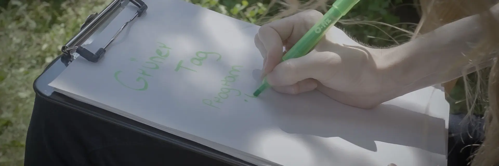 Zettel mit Aufschrift für die Planung des Grünen Tags
