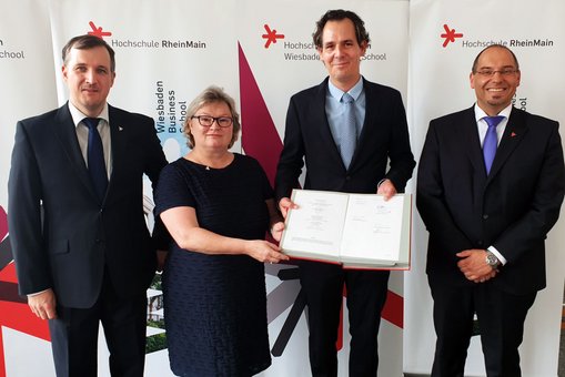 Prof. Dr. Till Dannewald, Dekan des Fachbereichs Wiesbaden Business School, Hochschulpräsidentin Prof. Dr. Eva Waller, Maximilian Meyer zu Schwabedissen, Partner bei Grant Thornton in Wiesbaden, und Prof. Dr. Christian Fink, Studiengangsleiter Business & Law in Accounting and Taxation