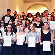 Gruppenfoto der Stipendiat:innen der Richard-Müller-Stiftung mit dem Stiftungsvorstand. 