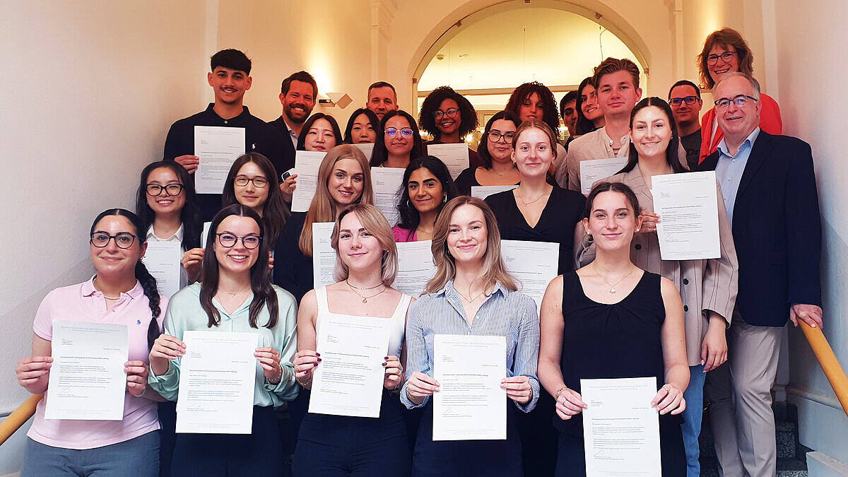 Gruppenfoto der Stipendiat:innen der Richard-Müller-Stiftung mit dem Stiftungsvorstand. 