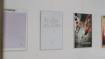 Auswahl an Praktikumsplakate im Gang des Glashauses