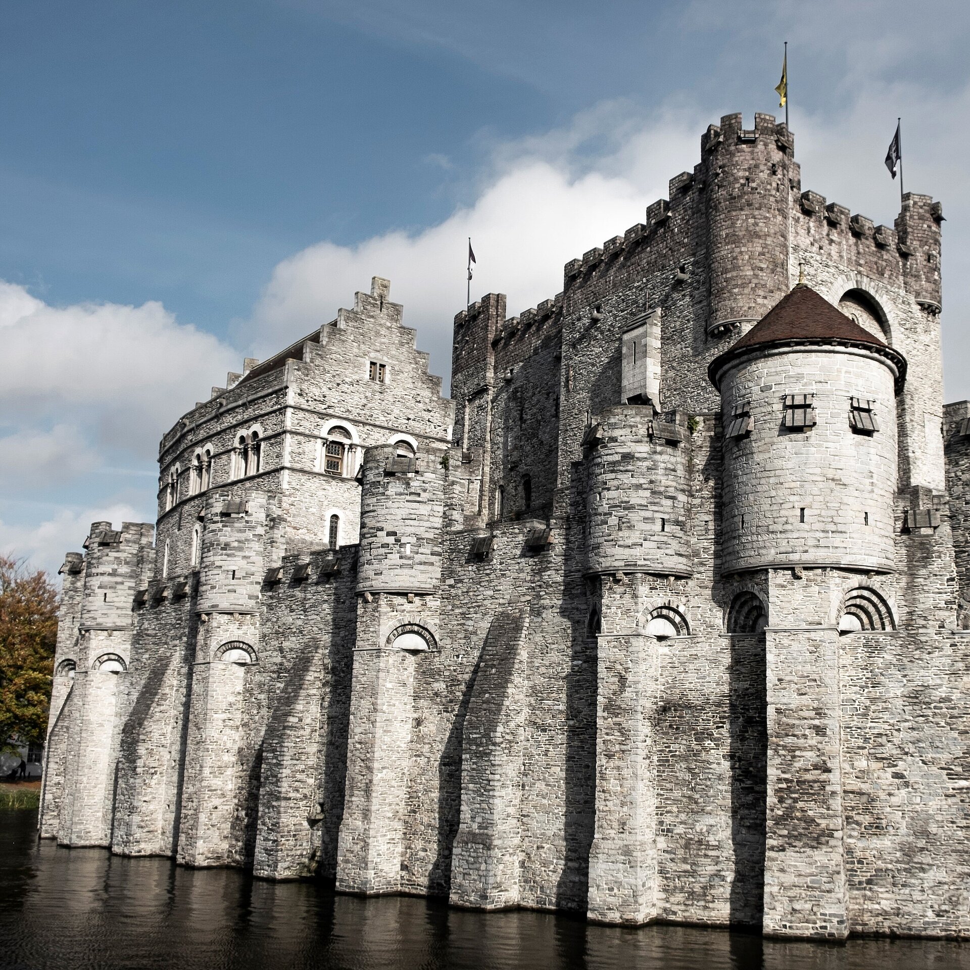 Eine Burg umgeben von Wasser