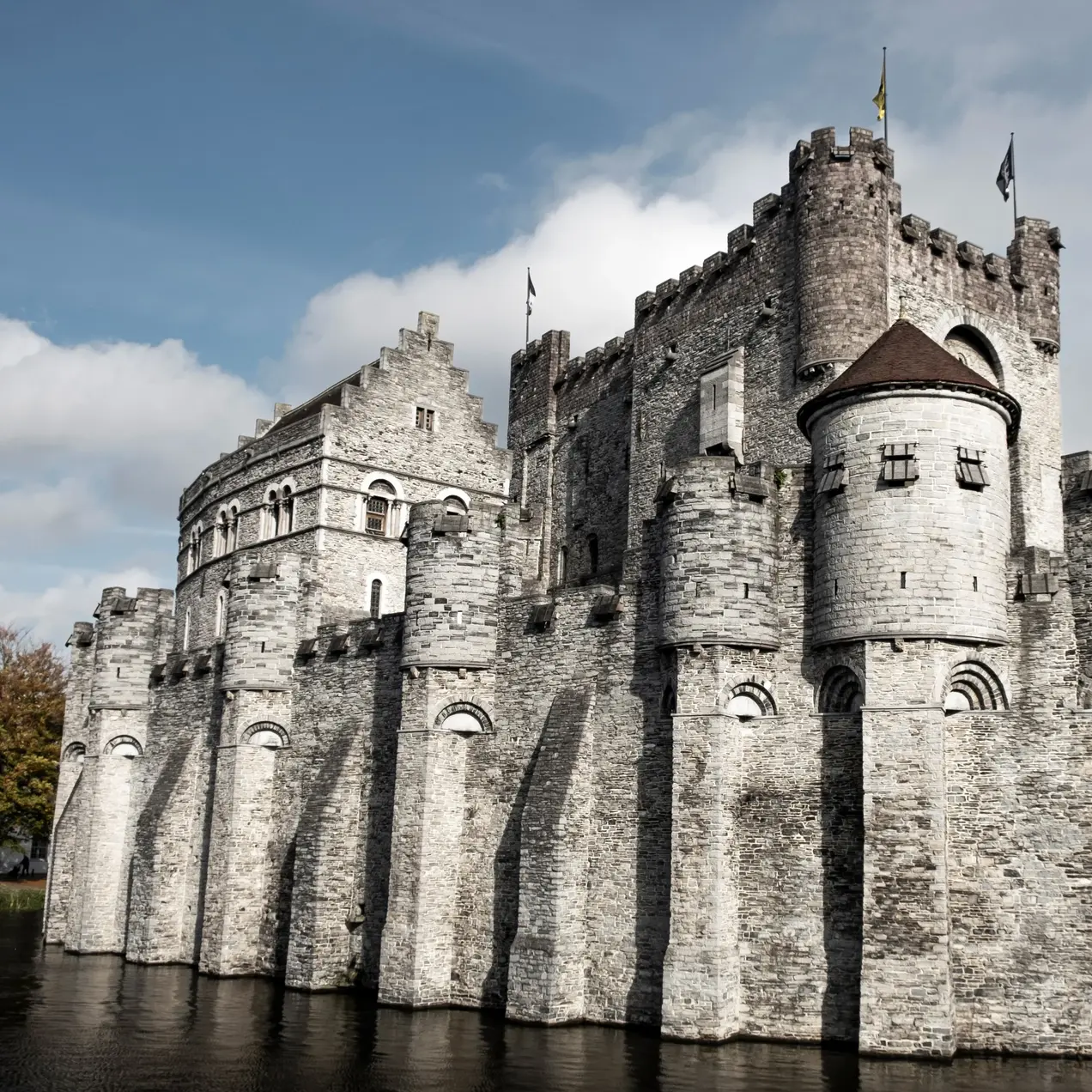 Eine Burg umgeben von Wasser