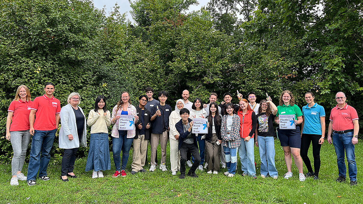 Gruppenbild der Teilnehmer:innen der Summer School "Plastics – Boon and Bane"