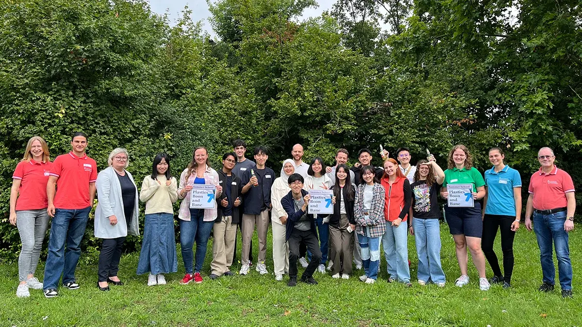 Gruppenbild der Teilnehmer:innen der Summer School "Plastics – Boon and Bane"