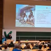 Der Prodekan begrüßt die Schülerinnen und Schüler am Informationstag "Hochschulluft schnuppern".