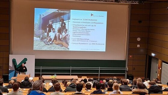 Der Prodekan begrüßt die Schülerinnen und Schüler am Informationstag "Hochschulluft schnuppern".