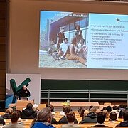 Der Prodekan begrüßt die Schülerinnen und Schüler am Informationstag "Hochschulluft schnuppern".