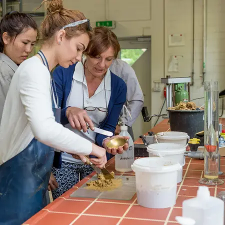 Studierende im Labor für Geotechnik 