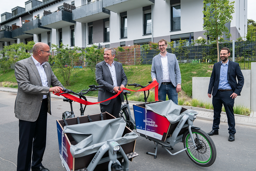 Ulrich Albersmeyer (NHW), Oberbürgermeister Gert-Uwe Mende, Tobias Lochen (sigo GmbH) und Michael Kauderer (SC-Leiter) stellten das Lastenrad-Projekt in Wiesbaden vor