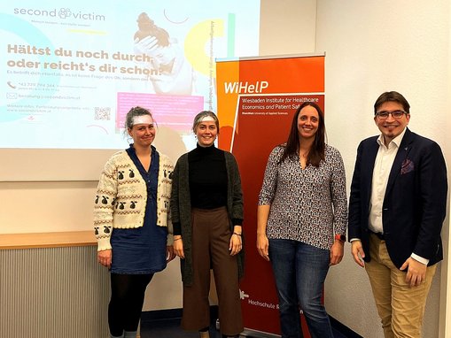 Frau Dr. Eva Potura, umrahmt von Victoria Klemm und Hannah Rösner (beide Forscherinnen am WiHelP) und Prof. Dr. Reinhard Strametz (Leiter WiHelP) | © WiHelP - Wiesbaden Business School - Hochschule RheinMain