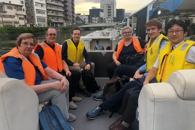 Prof. Dr. Ursula Pfeifer-Fukumura, Prof. Dr. Peter Dannenmann sitzen gemeinsam mit den beiden Studenten Nils Harald Heßdörfer und Sven Treichel sowie einem Vertreter der Tokushima University in einem Boot und tragen Schwimmwesten.