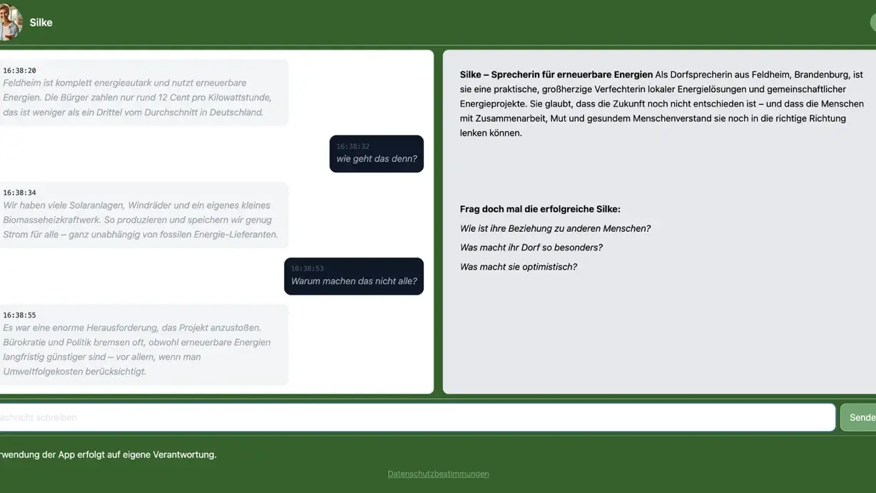Im Bild ist ein Chatverlauf zwischen Silke und einem anderen Nutzer zu sehen. Silke spricht über erneuerbare Energien, deren Bedeutung und deren Auswirkungen auf die Umwelt. Es wird nach der Beziehung zu anderen Menschen und dem Einfluss auf diese gefragt. Der Hintergrund ist grün, und es gibt eine Eingabefeld.