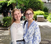 Sofiia und Solomiia (re.) auf dem Campus des Fachbereichs Wiesbaden Business School.