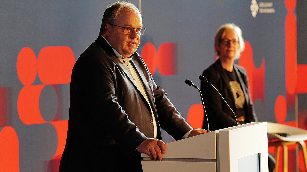 Prof. Dr. Andreas Brensing und Christine Regitz Prof. Dr. Andreas Brensing und Christine Regitz auf der Bühne des Informatik-Festivals