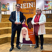 Der hessische Justizminister Christian Heinz steht gemeinsam mit Hochschulpräsidentin Prof. Dr. Eva Waller vor einem Roll-up des Frauen- und Gleichstellungsbüros der Hochschule RheinMain.