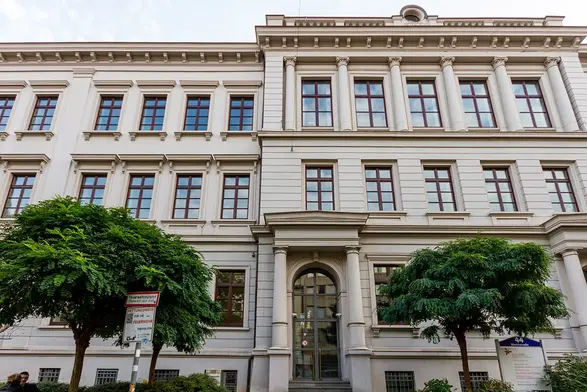 Außenansicht des Hochschulgebäudes in der Bleichstraße