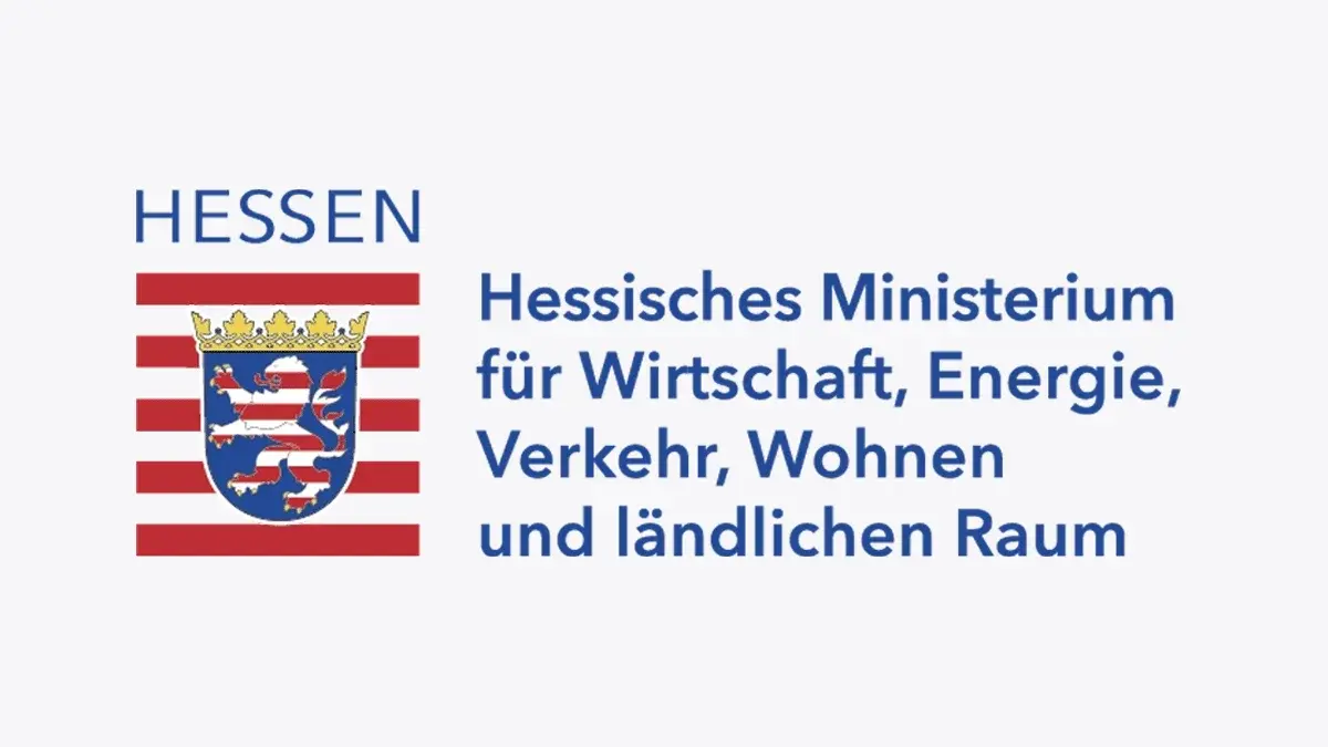 Das Bild zeigt das Logo des Hessischen Ministeriums für Wirtschaft, Energie, Verkehr, Wohnen und ländlichen Raum. Es enthält den Schriftzug "HESSEN" sowie das Wappen Hessens in Verbindung mit den Ministeriumsbezeichnungen.