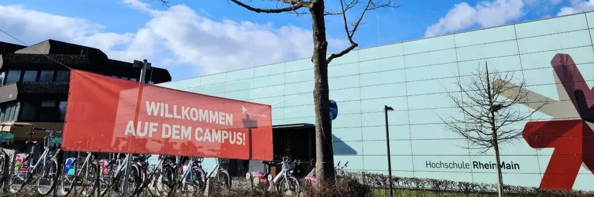 Banner "Willkommen auf dem Campus" vor Gebäude am Campus Kurt-Schumacher-Ring