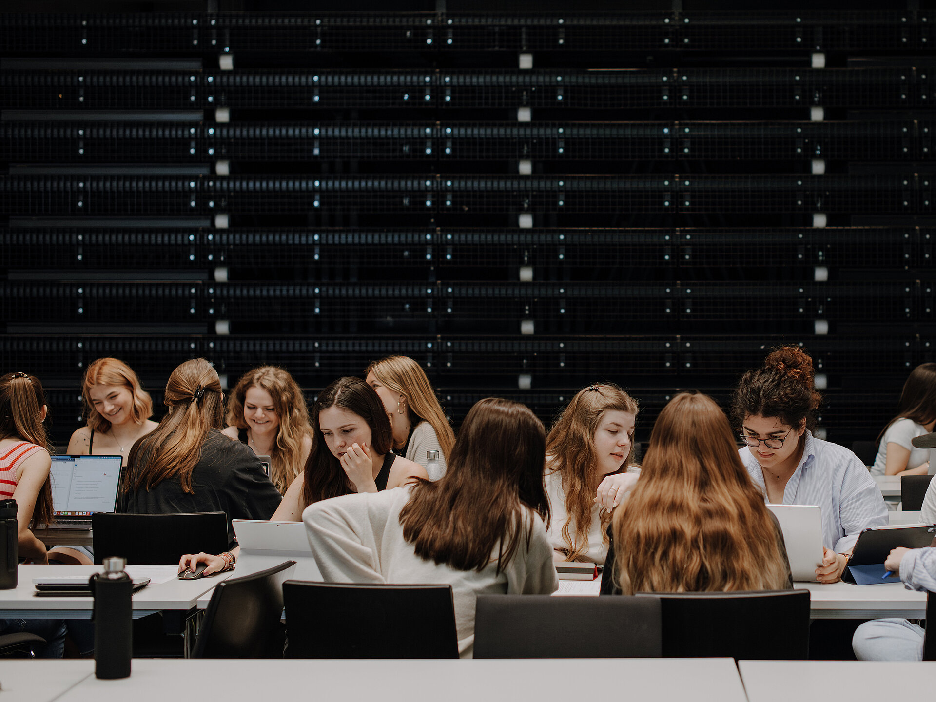 Studierende im Vorlesungssaal B001 Studierende in einer Seminarsituation in einem Hörsaal