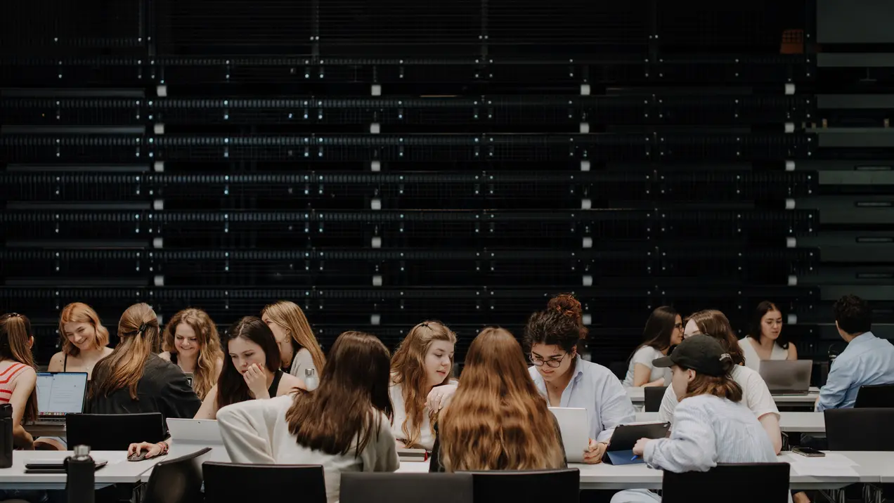 Studierende in einer Seminarsituation in einem Hörsaal