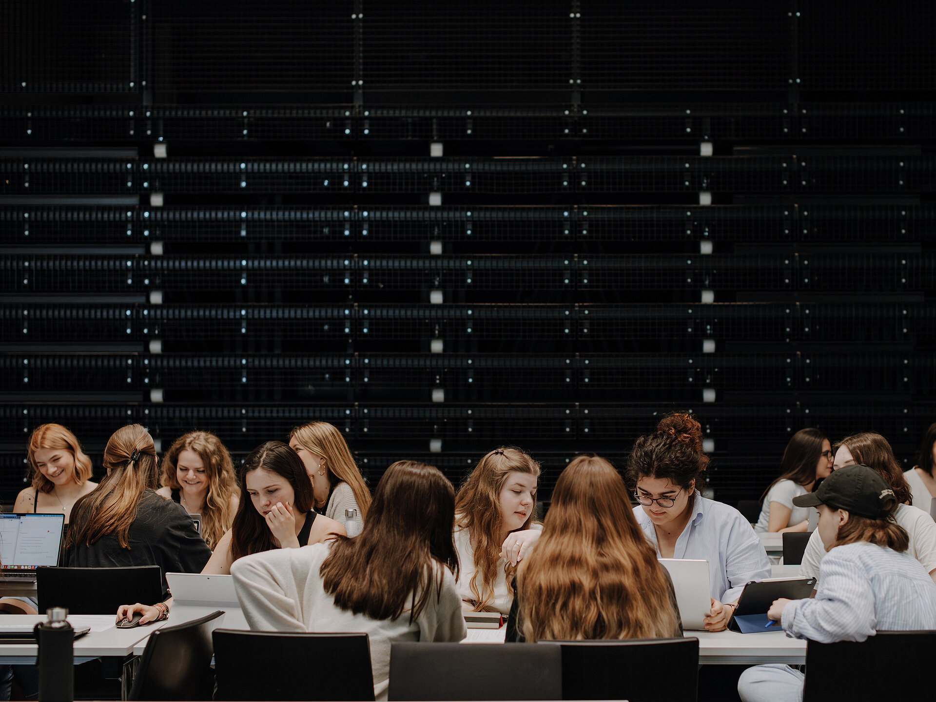 Studierende im Vorlesungssaal B001 Studierende in einer Seminarsituation in einem Hörsaal