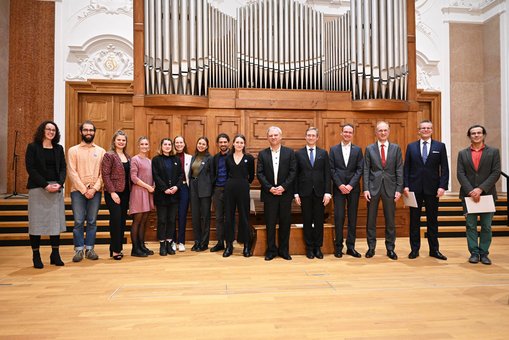 Die Hessische Wissenschaftsministerin Angela Dorn (li.) mit den diesjährigen Preisträger:innen. 