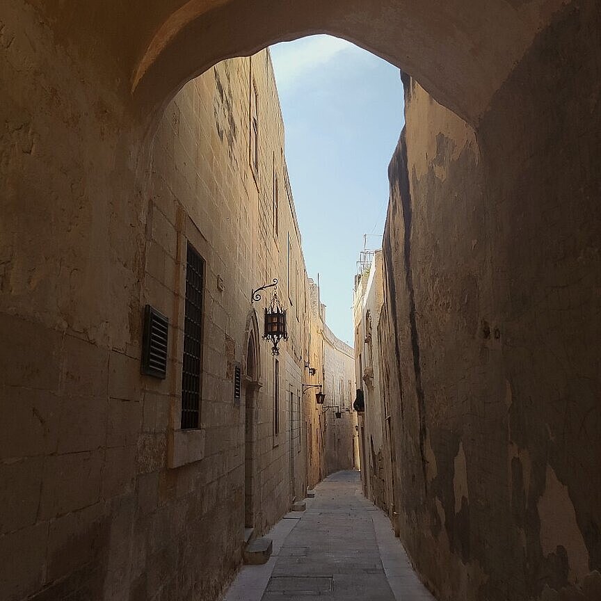 Eva Lützer Eine enge Gasse in der Stadt Mdina
