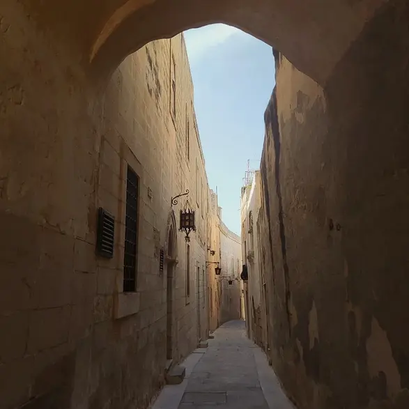 Eva Lützer Eine enge Gasse in der Stadt Mdina