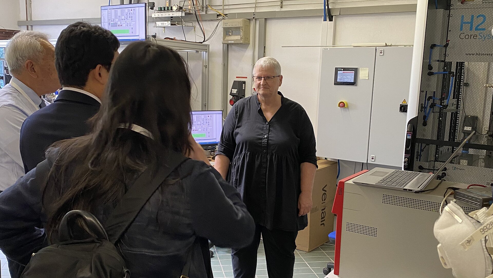 Frau Prof. Dr. Scheppat stellt den Gästen das Wasserstofflabor vor