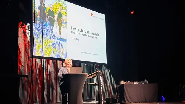 Prof. Dr. Eva Waller begrüßt die neuen Studierenden