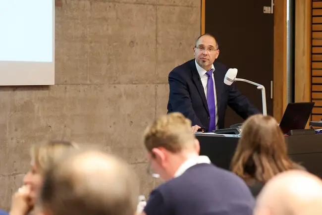 Prof. Dr. Christian Fink während seines Vortrags