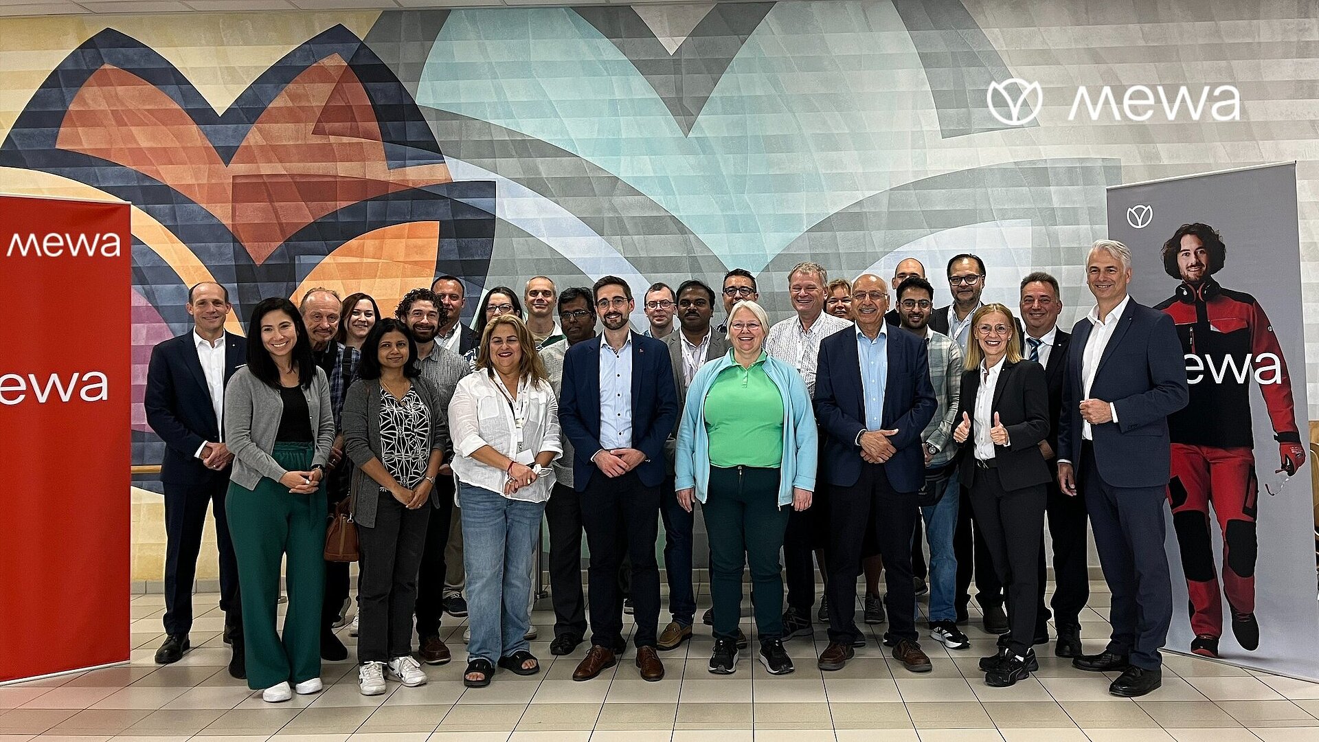 Praxis trifft Theorie: Teilnehmende des International Symposium on Logistics (ISL) 2025 beim Industrial Visit bei Mewa in Rodgau.