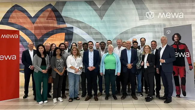 Praxis trifft Theorie: Teilnehmende des International Symposium on Logistics (ISL) 2025 beim Industrial Visit bei Mewa in Rodgau.