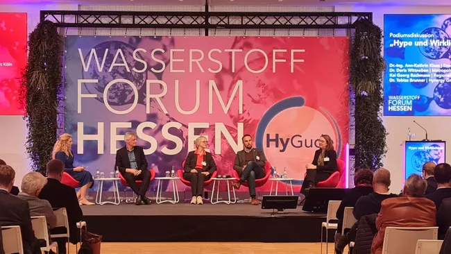 Von links: Podiumsdiskussion mit Dr.-Ing. Ann-Kathrin Klaas, Energiewirtschaftliches Institut an der Universität Köln, Kai Georg Bachmann, Regionalmanagement Nordhessen GmbH, Dr. Doris Wittneben, Metropolregion Rhein-Neckar GmbH, Dr. Tobias Brunnger, Hynergy GmbH und Moderatorin Lis Blume.