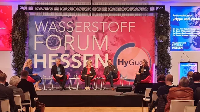 Von links: Podiumsdiskussion mit Dr.-Ing. Ann-Kathrin Klaas, Energiewirtschaftliches Institut an der Universität Köln, Kai Georg Bachmann, Regionalmanagement Nordhessen GmbH, Dr. Doris Wittneben, Metropolregion Rhein-Neckar GmbH, Dr. Tobias Brunnger, Hynergy GmbH und Moderatorin Lis Blume.