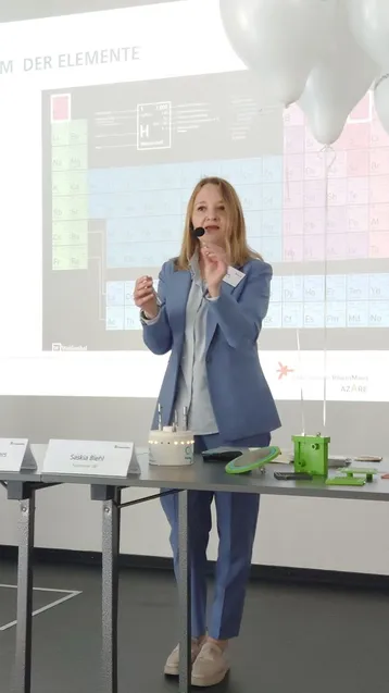 Prof. Saskia Biehl erklärt die Eigenschaften von Wasserstoff.