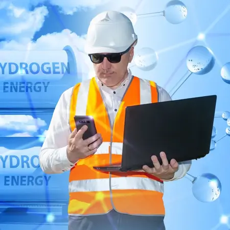 Ingenieur mit Laptop vor Wasserstofftanks