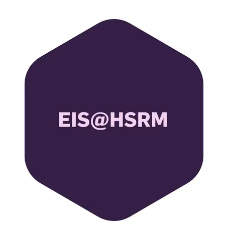 Hexagonale Grafik mit dem Text „EIS@HSRM“ in einer Kombination aus Blau und Lila. Der Schriftzug vermittelt eine Verbindung zur HSRM (Hochschule RheinMain), wahrscheinlich im Kontext einer Veranstaltung oder eines Projekts.