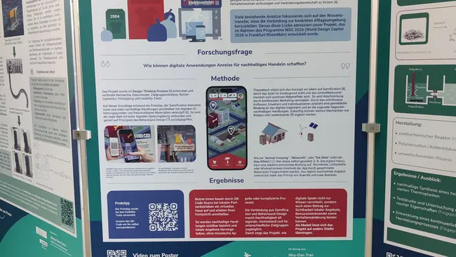 Das Bild zeigt mehrere Info-Stelen zum Thema "Nachhaltigkeit". Die Hauptüberschrift beschreibt das Projekt "LEVEL-UP für die Umwelt", mit Fokus auf spielerische Ansätze zur Förderung von Nachhaltigkeit. Es sind Forschungsergebnisse, Methodenelemente und QR-Codes für weitere Informationen abgebildet.