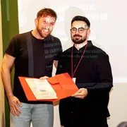 Fabian Hübner (li.), liveFRAME RENTAL (Stifter des Sachpreises für Lichttechnik und Kamerabühne) und der Gewinner Ömer Koca vom Film BINDEST (Kommunikationsdesign)