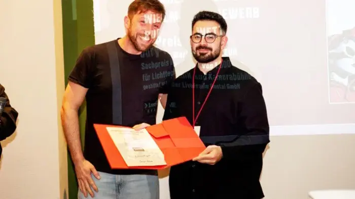 Fabian Hübner (li.), liveFRAME RENTAL (Stifter des Sachpreises für Lichttechnik und Kamerabühne) und der Gewinner Ömer Koca vom Film BINDEST (Kommunikationsdesign)