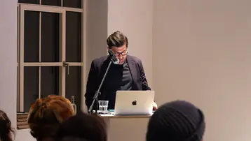 Luigi Penella of the BDA Hesse stands behind a lectern and gives a speech on the occasion of the BDA Study Prize 2025.