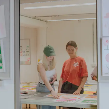 Junge Menschen wählen aus