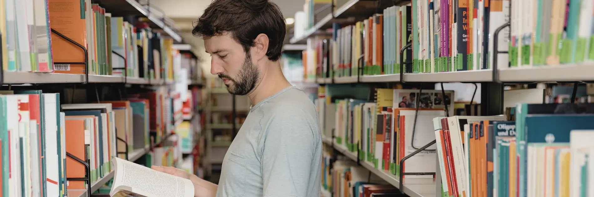 Student in der Bibliothek