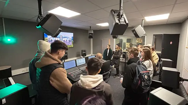 Schüler:innen im Tonstudio der Hochschule RheinMain