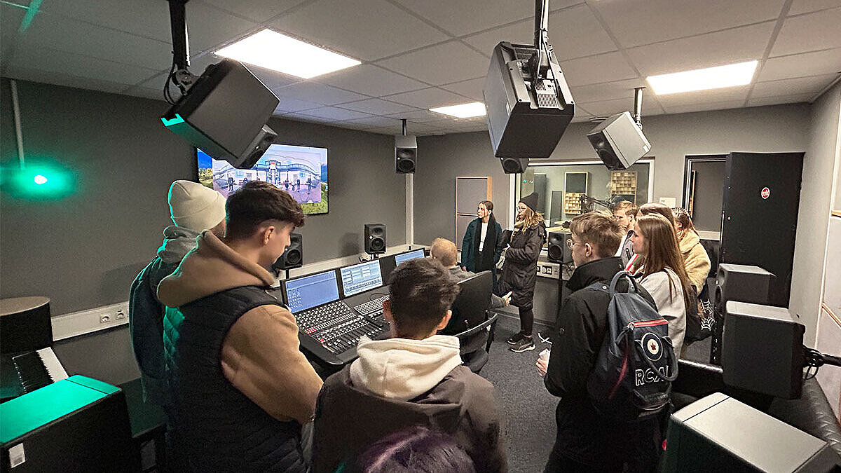 Schüler:innen im Tonstudio der Hochschule RheinMain