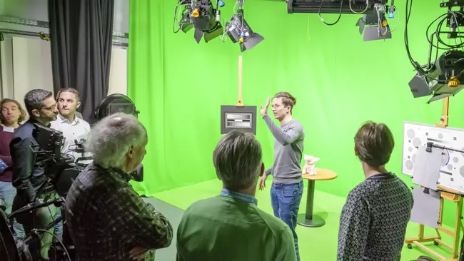 Demo durch unser Augmented/Virtual Reality Studio, Greenscreen, Scheinwerfer, mehrere Personen