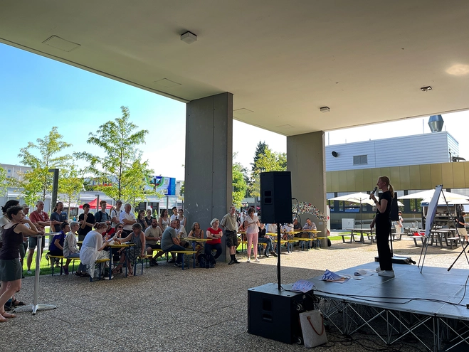 Prof. Dr. Maria Wiesmann fesselt das Publikum ihrem Impulsvortrag "Design-Thinking als Ingenieur:innen".