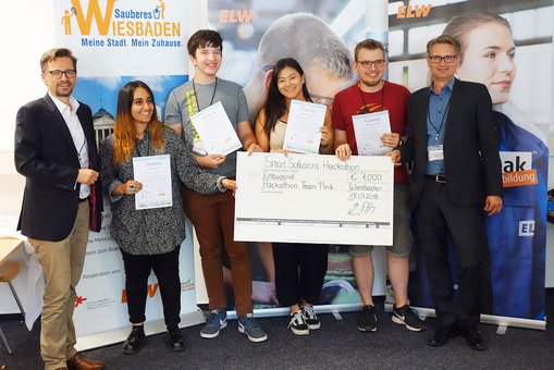 Das Gewinnerteam mit Prof. Dr. Stephan Böhm (li.) und Markus Patsch, Betriebsleiter ELW 